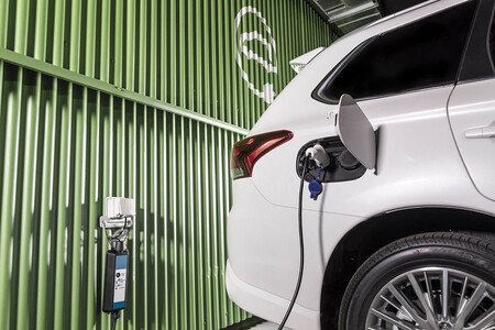 Los coches eléctricos, híbridos y de gas se acercan a los de gasolina en mayo: ya se venden más que los diésel